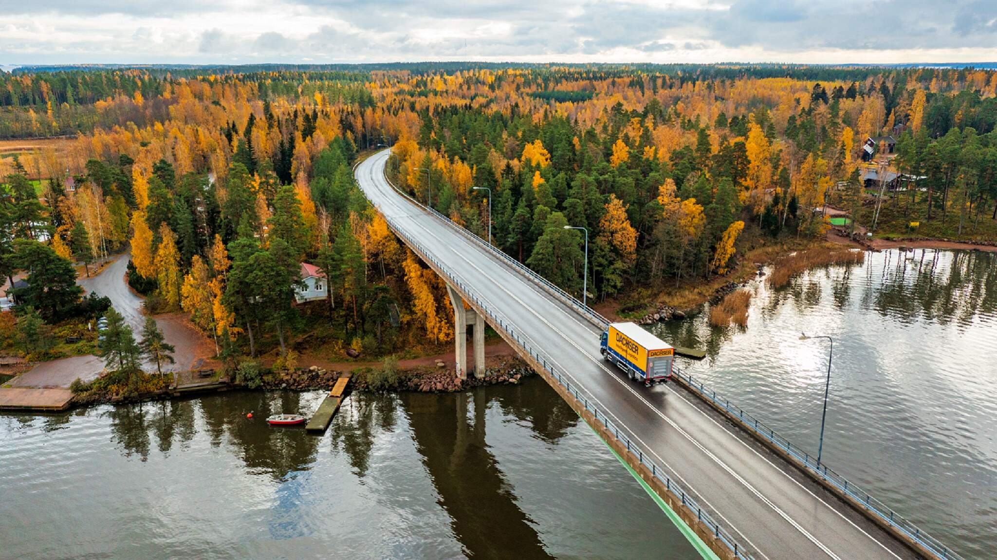 DACHSERin 10-vuotinen tarina Suomessa kertoo sitoutumisesta kestävään kasvuun, asiakastarpeiden täyttämiseen ja innovatiivisiin logistiikkaratkaisuihin, joiden tehtävä on auttaa suomalaisia yrityksiä menestymään globaalissa toimintaympäristössä.