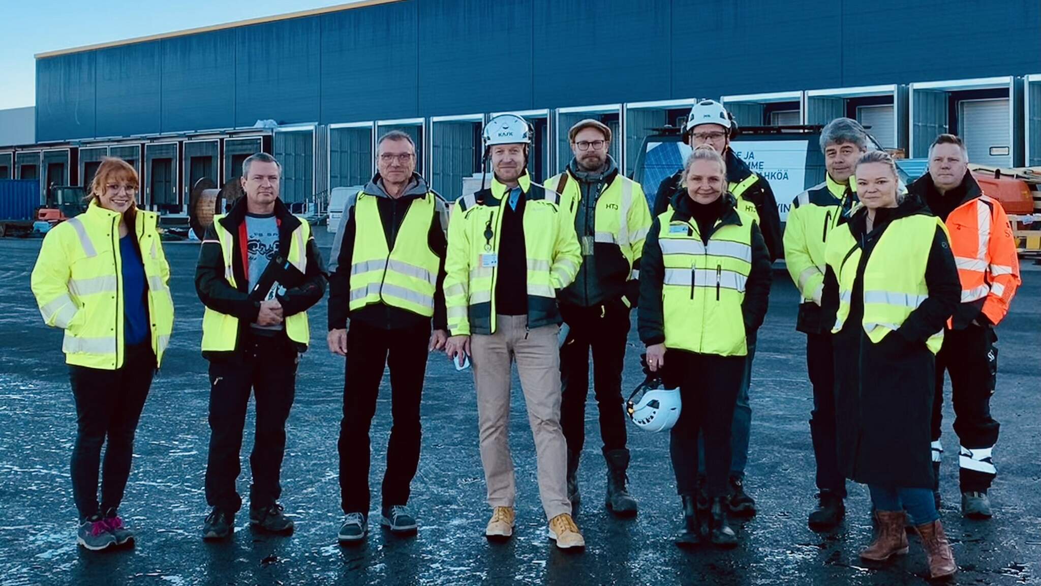 DACHSER Finlandin ensi vuoden alussa valmistuvan logistiikkakeskuksen projektitiimiä Tampere-Pirkkalan lentoasemalla.